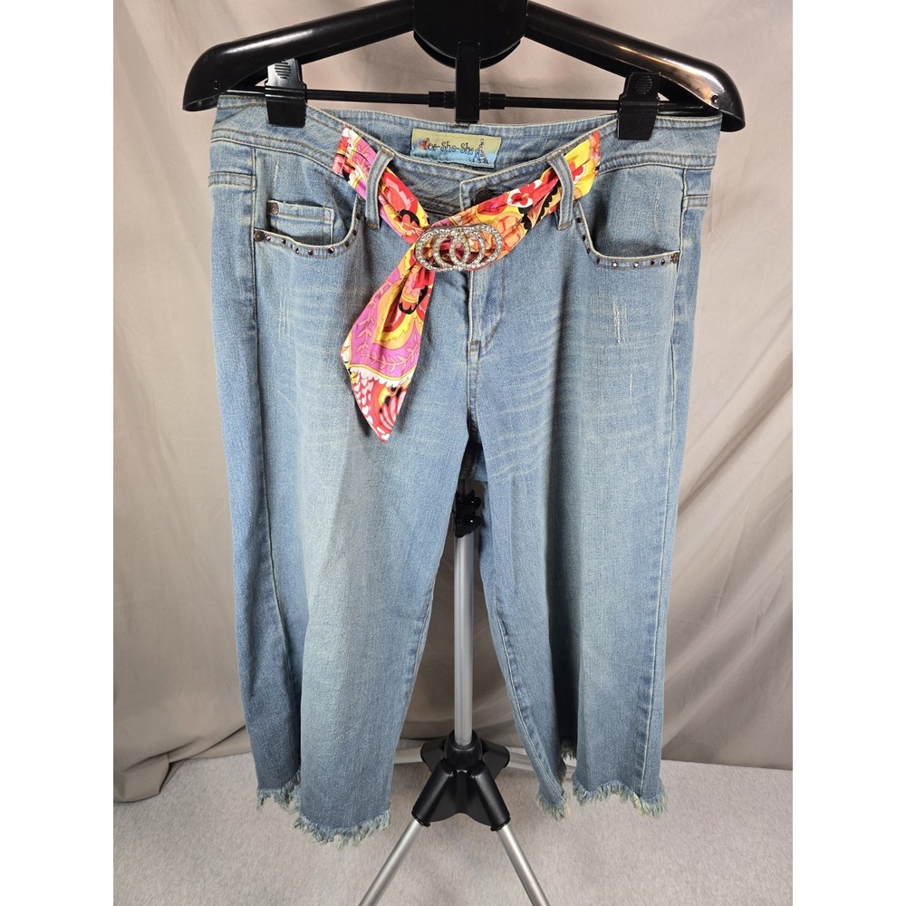 pair of Too-She-She mid-rise wide-leg cropped denim jeans. This distinctive...